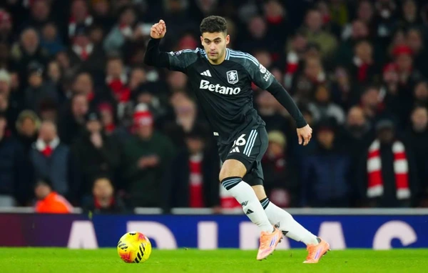 AndrÃ s Garcia of Aston Villa Arsenal v Aston Villa, Premier League, Football, Emirates Stadium, London, UK - 30 Dec 2025London Emirates Stadium United Kingdom EDITORIAL USE ONLY No use with unauthorised audio, video, data, fixture lists, club league logos or live services. Online in-match use limited to 120 images, no video emulation. No use in betting, games or single club league player publications. PUBLICATIONxINxGERxSUIxAUTxHUNxGRExMLTxCYPxROUxBULxUAExKSAxCHNxDENxINDxITAxPORxESPxSWExTURxMEXxCOLxVENxPERxECUxBRAxARGxCHIxURUxPARxPANxONLY Copyright: xJavierxGarcia Shutterstockx 16216222fa