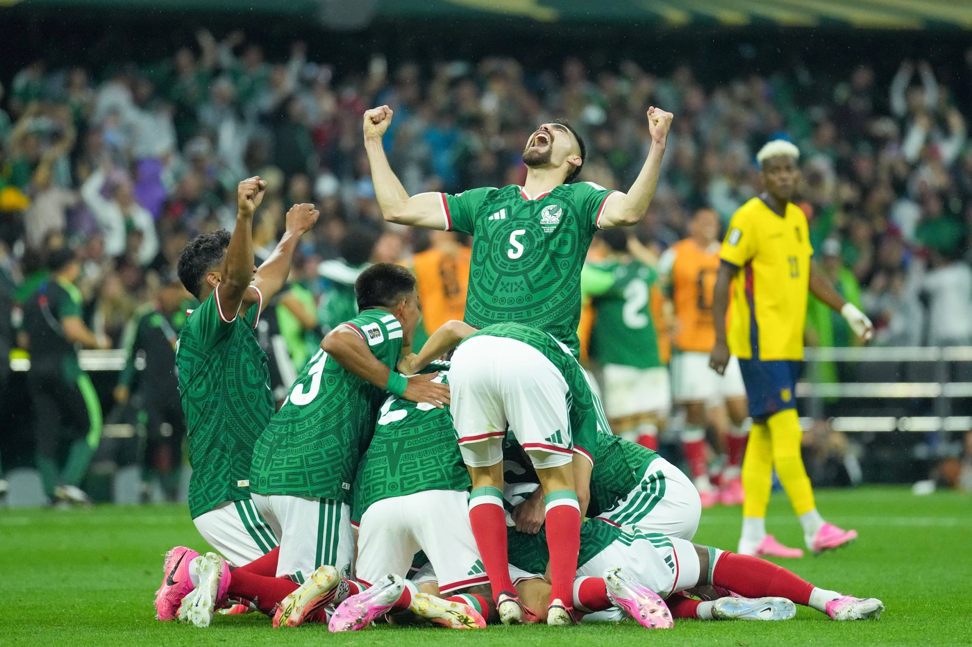 Mexico v Ecuador - FIFA World Cup, WM, Weltmeisterschaft, Fussball 2026 - Round of 32 MEXICO CITY, MEXICO - JUNE 30: Players of Mexico celebrate after a goal during the 2026 FIFA World Cup Round of...