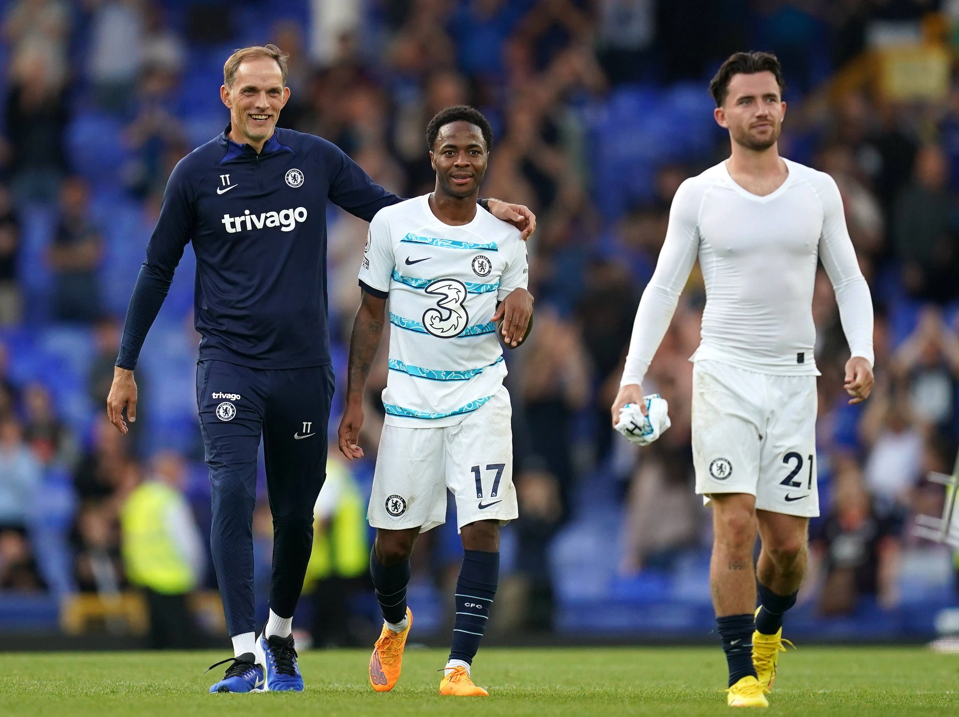Everton v Chelsea - Premier League - Goodison Park Chelsea manager Thomas Tuchel greets Chelsea s Raheem Sterling following the Premier League match at Goodison Park, Liverpool. Picture date: Saturday August 6, 2022. EDITORIAL USE ONLY No use with unauthorised audio, video, data, fixture lists, club league logos or live services. Online in-match use limited to 120 images, no video emulation. No use in betting, games or single club league player publications. PUBLICATIONxNOTxINxUKxIRL Copyright: xNickxPottsx 68210507