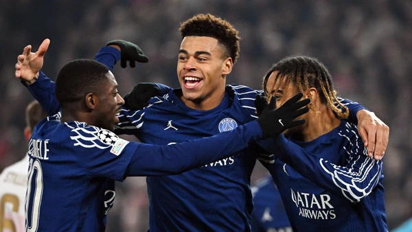 29 January 2025, Baden-Württemberg, Stuttgart: Soccer: Champions League, VfB Stuttgart - Paris Saint-Germain (PSG), Bradley Barcola (r) of PSG celebrates his goal for 0:1 with teammates Ousmane Dembele (l) and Desire Doue.