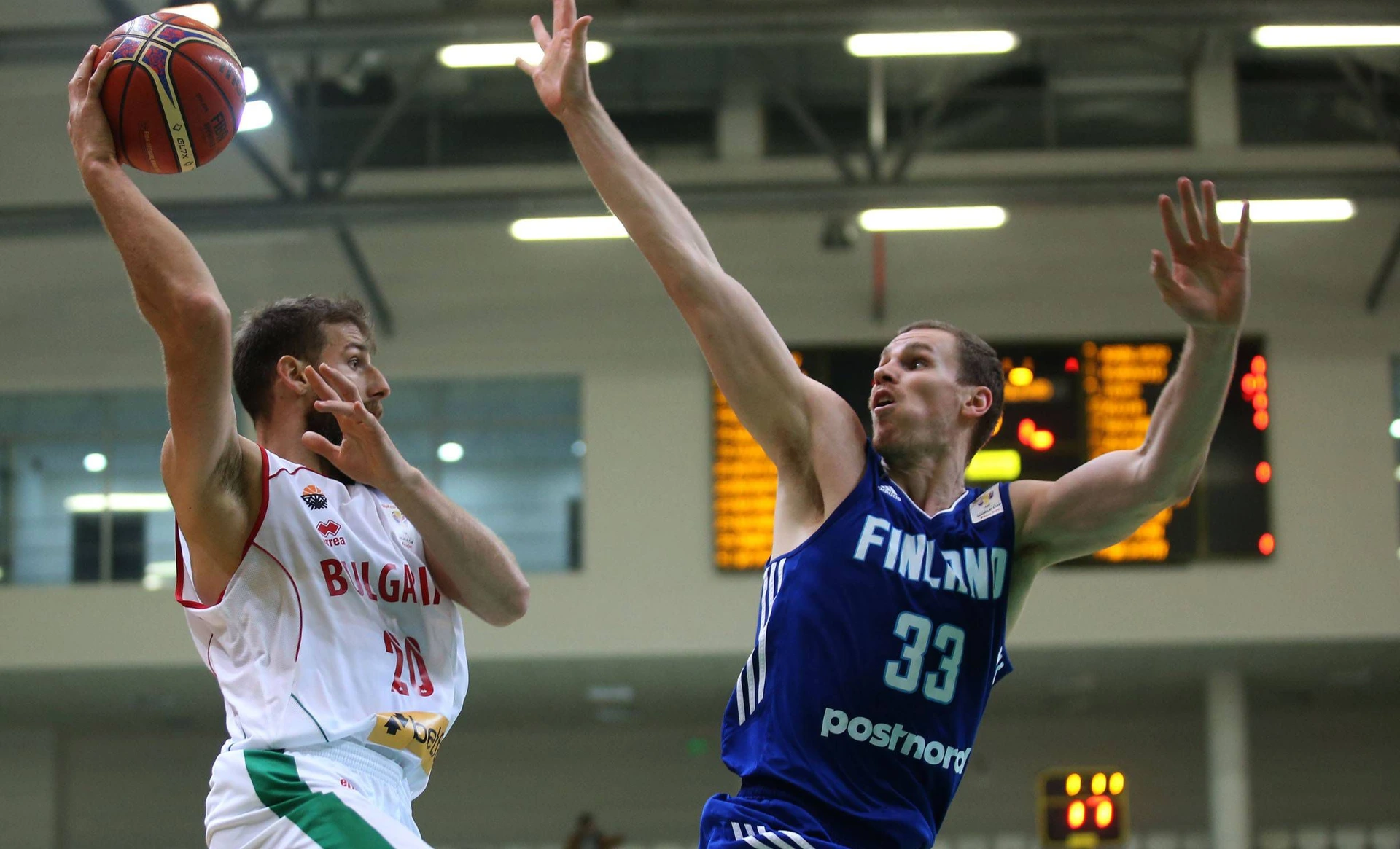 24.11.2017 Botevgrad(Bulgaria) Bulgaria-Finland World Cup 2019 qualifiers men s basketball Chavdar Kostov(L) Bulgaria,Erik Murphy (r) Finland :Str PUBLICATIONxNOTxINxSER