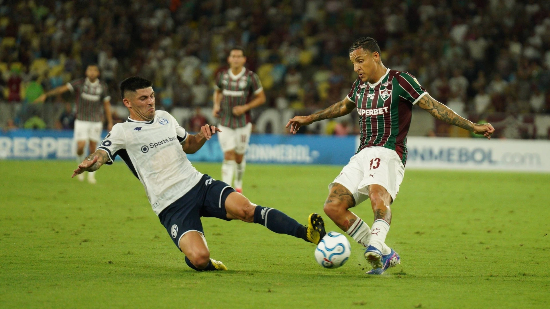 Fluminense players Guilherme Arana and Independiente Rivadavia players Florentin during the match between Fluminense and Independiente Rivadavia, valid for the 2nd round of the CONMEBOL Libertadores, held in the city of Rio de Janeiro on Wednesday, April 15, 2026.