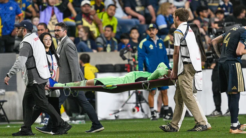 Malagón ruled out — could Ochoa play in a sixth World Cup?