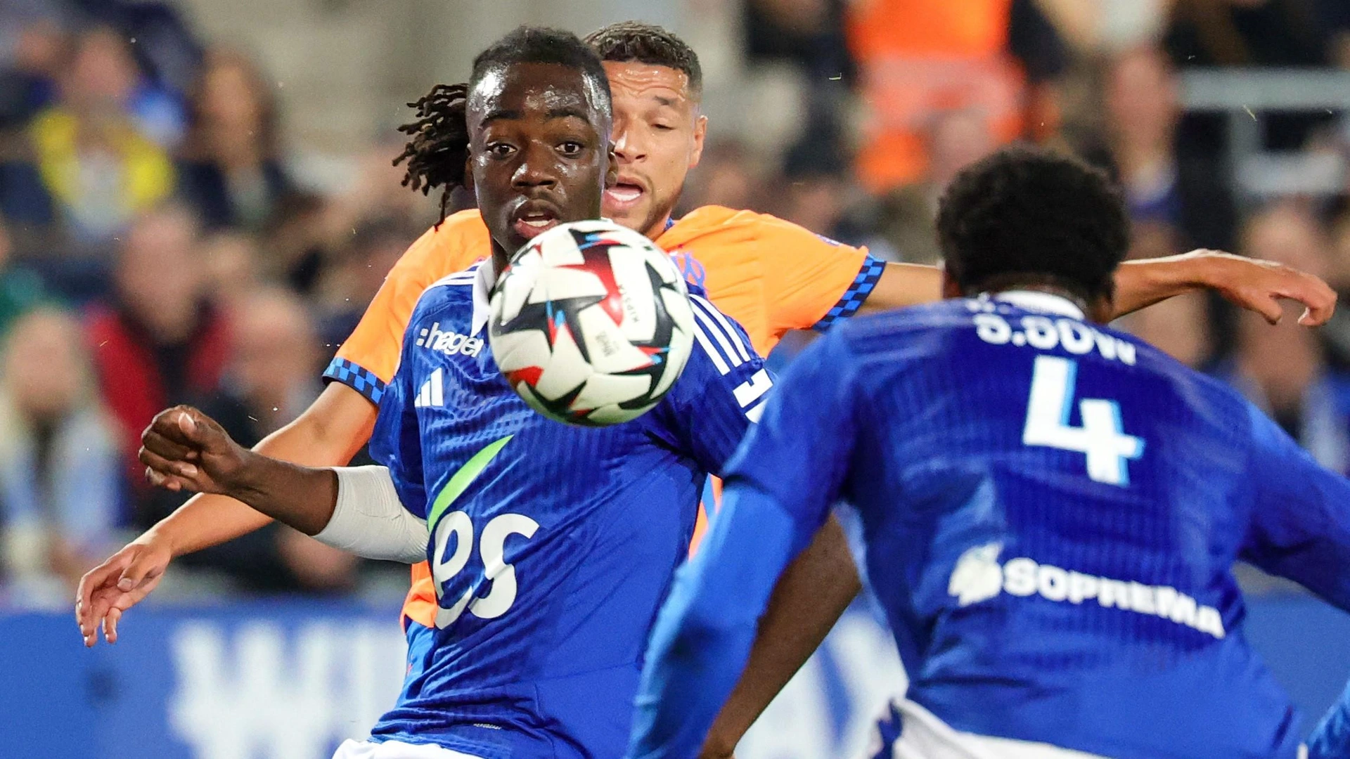 Strasbourg's Ismael Doukoure (L) watches the ball during the French L1 football match between RC Strasbourg and Marseille (OM) on September 29, 2024.
