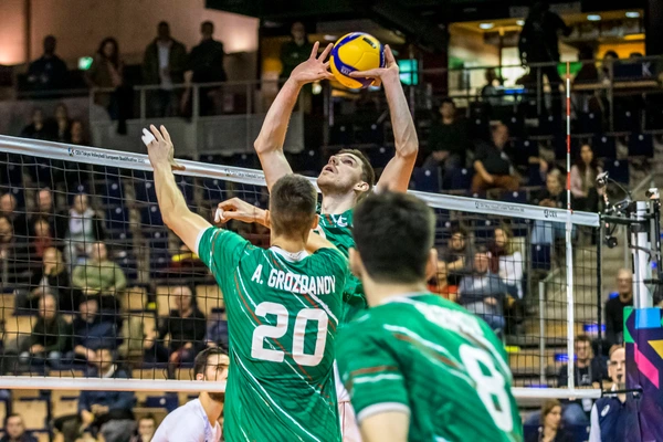 Zuspiel SEGANOV Georgi 9 (Setter - BUL) mit GROZDANOV Aleks 20 (Middle blocker - BUL), SKRIMOV Todor 8 (Outside spiker - BUL); 06.01.2020; Berlin, CEV European Olympic Qualification Tokyo 2020, *** Pass SEGANOV Georgi 9 Setter BUL with GROZDANOV Aleks 20 Middle blocker BUL , SKRIMOV Todor 8 Outside spiker BUL 06 01 2020 Berlin, CEV European Olympic Qualification Tokyo 2020,