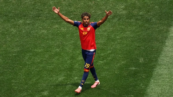 Ямал афишира титлата
