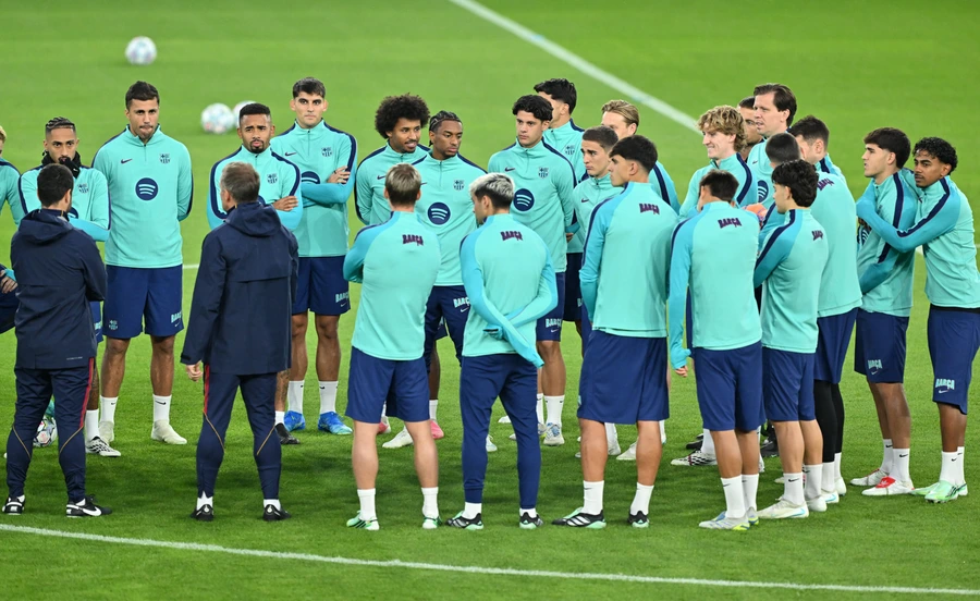 Paris Saint-Germain Host Barcelona in Titans' Champions League Clash