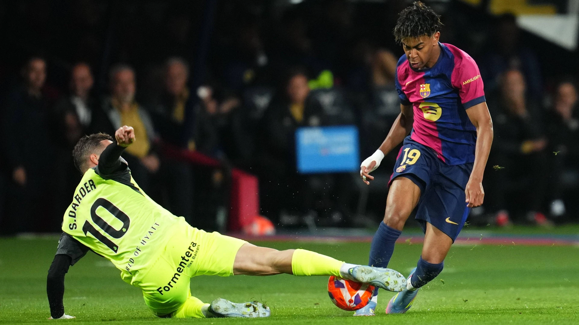 Lamine Yamal of FC Barcelona and Sergi Darder of RCD Mallorca during the La Liga EA Sports match between FC Barcelona and RCD Mallorca played at Lluis Companys Stadium on 22 April 2025 in Barcelona, Spain.
