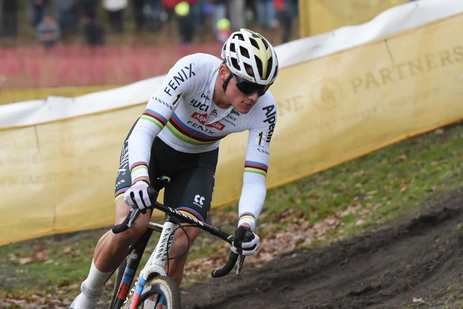 Van der Poel mitologico: è maglia gialla. Oggi tappa per velocisti