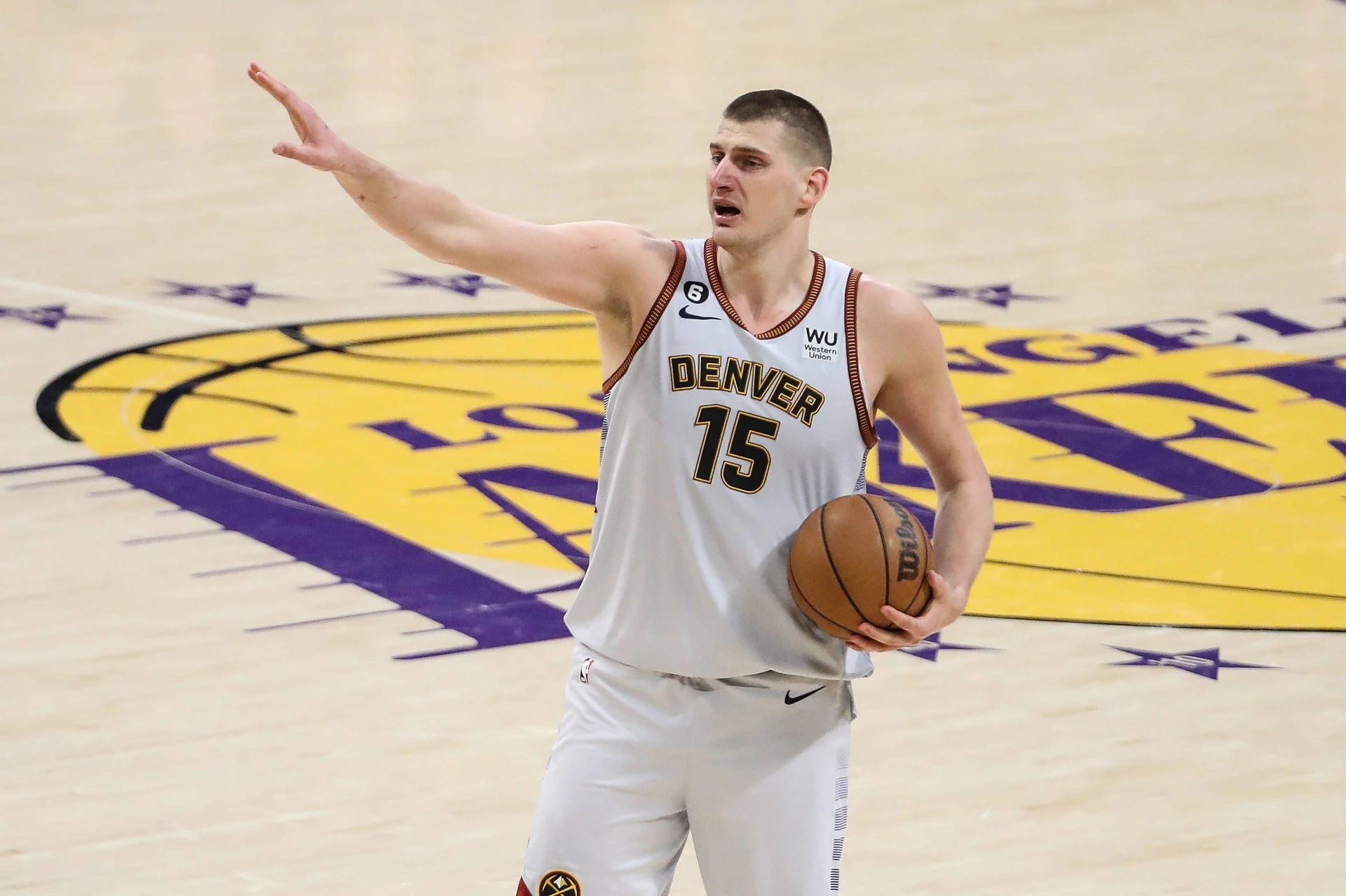 LOS ANGELES, CA - MAY 22: Denver Nuggets center Nikola Jokic (15) talks to his team during the Denver Nuggets versus the Los Angeles Lakers in Game 4 of the NBA, Basketball Herren, USA Western Conference Finals on May 22, 2023, at Crypto.com Arena in Los Angeles, CA. (Photo by Jevone Moore Icon Sportswire) NBA: MAY 22 Western Conference Final - Nuggets at Lakers EDITORIAL USE ONLY Icon20230522062