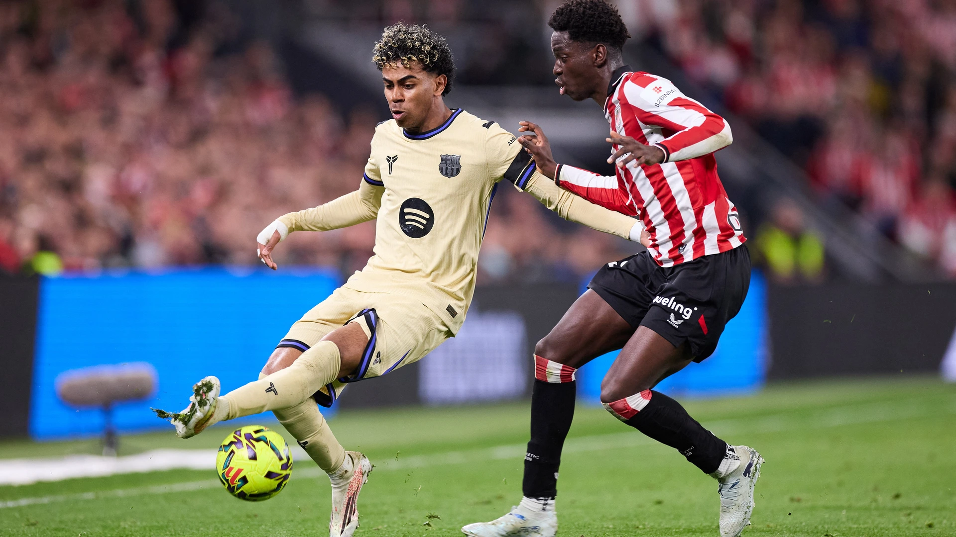 Lamine Yamal of FC Barcelona and Adama Boiro of Athletic Club during the Spanish championship LaLiga football match between Athletic Club and FC Barcelona on 7 March 2026