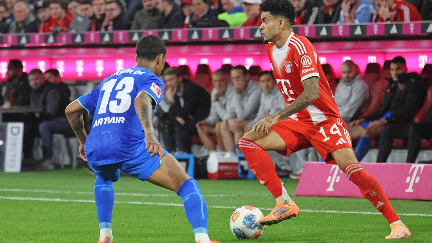 14 Luis Diaz FCB vs 13 Arthur Leverkusen Action, duel, football 1 BL FC Bayern Munich Bayer 04 Leverkusen 01 11 2025 Allianz Arena