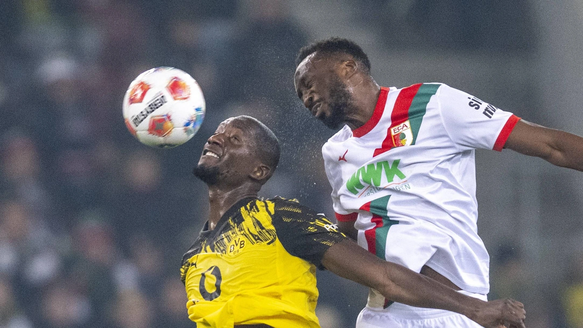 31 10 2025 Football FC Augsburg Borussia Dortmund in the WWK Arena Serhou Guirassy Borussia Dortmund l and Chrislain Matsima FC Augsburg fight for the ball