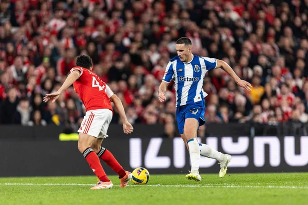 SL Benfica v FC Porto - Liga Portugal Betclic 2025 26 LISBOA, PORTUGAL - MARCH 8: Deniz Gul of FC Porto sprints forward with the ball during the Liga Portugal Betclic 2025 26 match between SL Benfica and FC Porto at Estadio da Luz on February 8, 2026 in Lisboa, Portugal.(Photo by Davide Puglisi RSM Press via Photo Players Images Magara press) Lisboa Estadio da Luz Portugal Copyright: xDavidexPuglisix