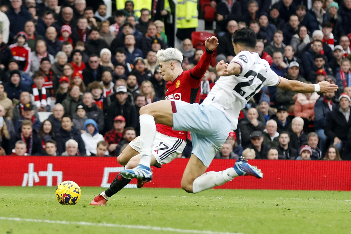 Alejandro Garnacho of Manchester United scores a goal 3-0 during the English championship Premier League football match between Manchester United and West Ham United on February 4, 2024