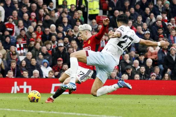 Alejandro Garnacho of Manchester United scores a goal 3-0 during the English championship Premier League football match between Manchester United and West Ham United on February 4, 2024