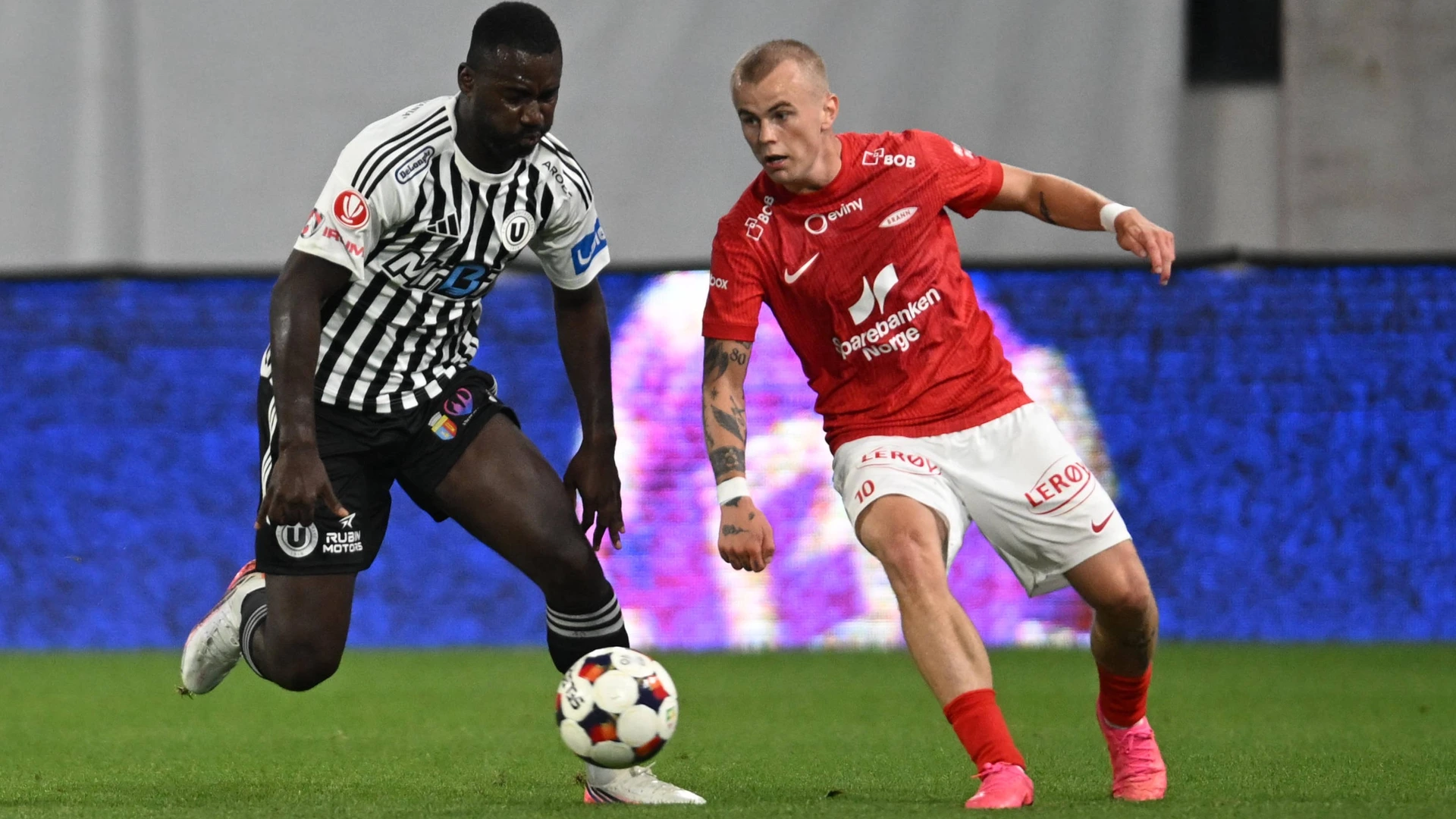 U Cluj vs SK Brann - UEFA Conference League Kristinn Mani Ingason of SK Brann and Issouf Macalou of U Cluj play during the Conference League game between U Cluj and SK Brann in Sfantu Gheorghe, Romania, on July 23, 2026.