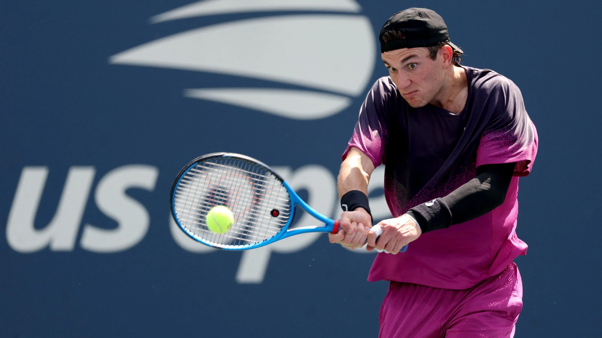 NEW YORK, NEW YORK - AUGUST 31: Jack Draper of Great Britain returns a shot against Botic van De Zandschulp of the Netherlands during their Men's Singles Third Round match on Day Six of the 2024 US Open.