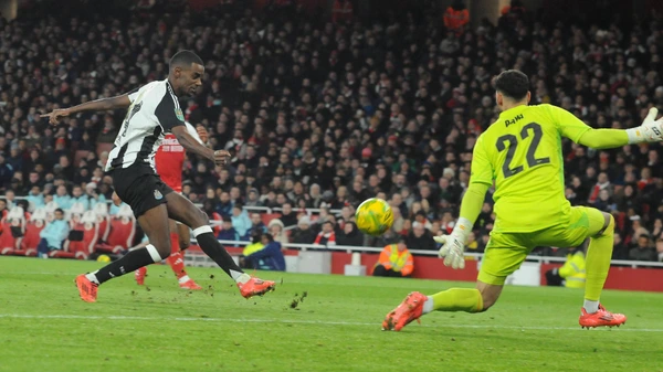Football - 2024 / 2025 EFL Carabao League Cup - Semi-Final - First Leg - Arsenal vs Newcastle United - Emirates Stadium - Tuesday 7th January 2025 Alexander Isak of Newcastle United scores his first half goal past goalkeeper, David Raya
