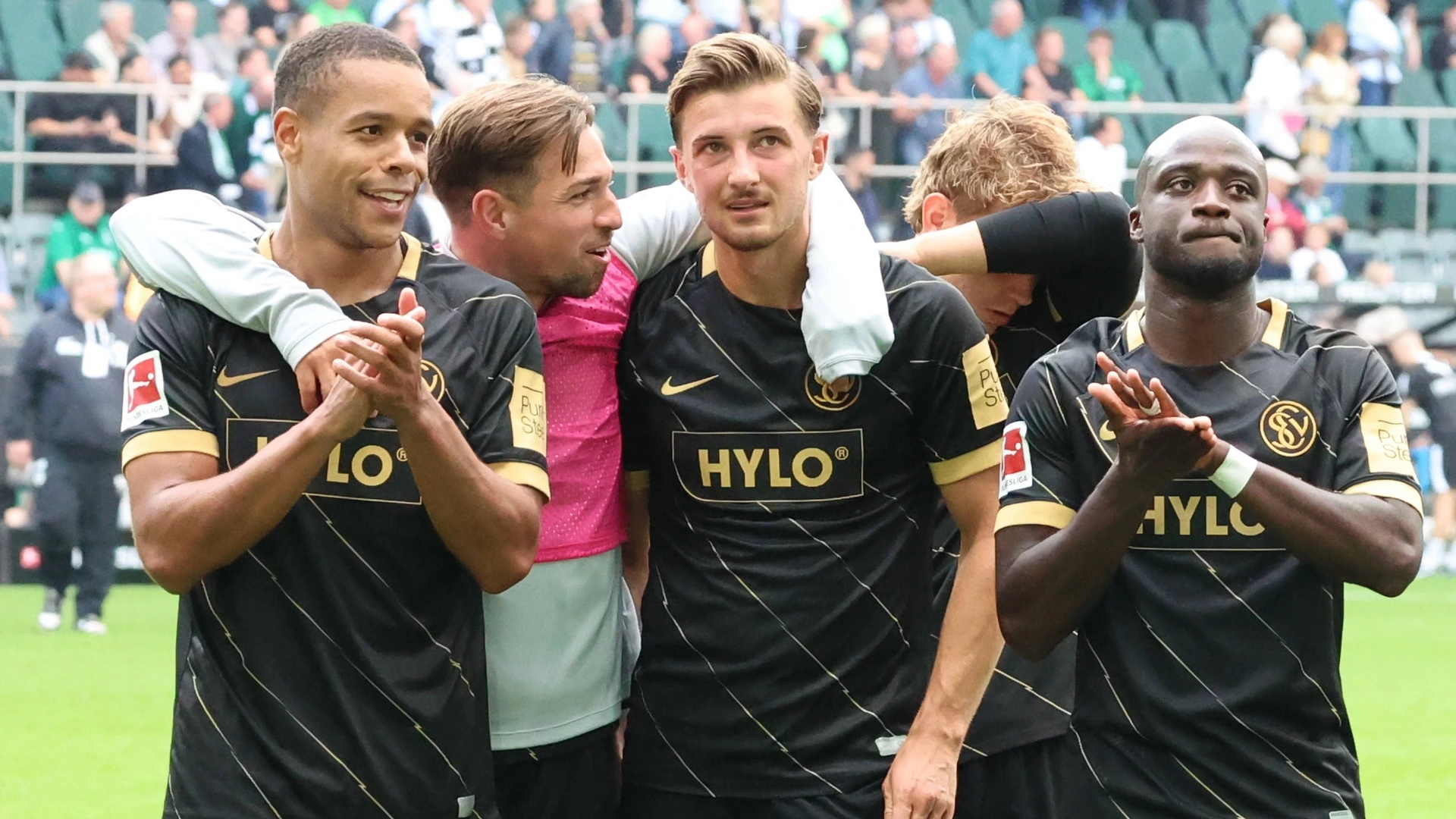 September 5, 2026, xrekx, Soccer, Bundesliga 1, Borussia Mönchengladbach vs. SV Elversberg, SV Elversberg team, players celebrating after the game, team, players, celebrate at the end of the match Jan Gyamerah SV 07 Elversberg Luca Schnellbacher SV 07 Elversberg Lukas Petkov SV 07 Elversberg Amara Condé SV 07 Elversberg