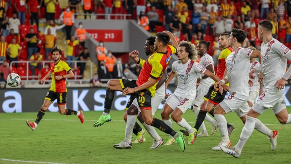 IZMIR, TURKEY - SEPTEMBER 22: Wilker Jose Angel Romero (40) of Goztepe in action during the Turkish Super Lig 6th week match between Goztepe and Atakas Hatayspor in Izmir, Turkey on September 22, 2021.