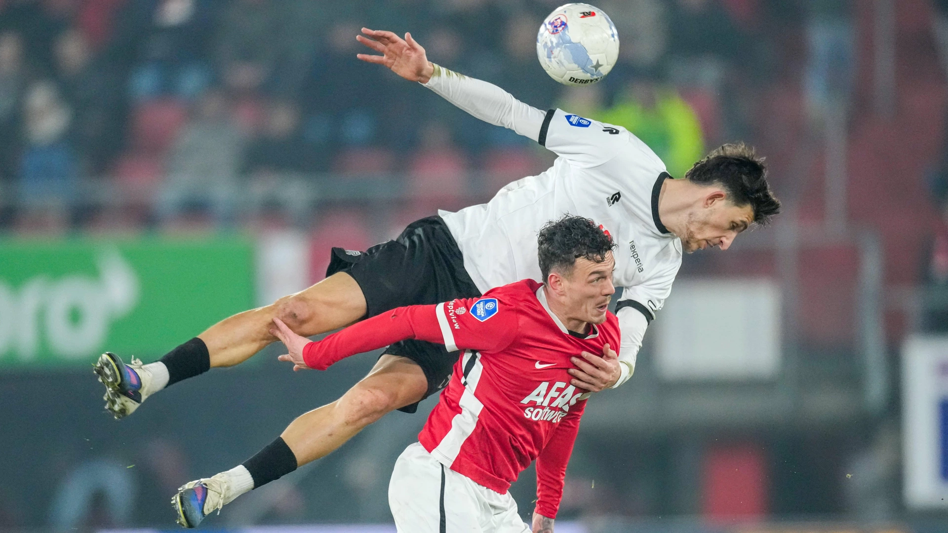 2026-01-31  Jizz Hornkamp of AZ Alkmaar, Ahmetcan Kaplan of NEC Nijmegen during the Dutch Eredivisie match between AZ Alkmaar and NEC Nijmegen at AFAS Stadion on January 31, 2026 in Alkmaar, Netherlands.