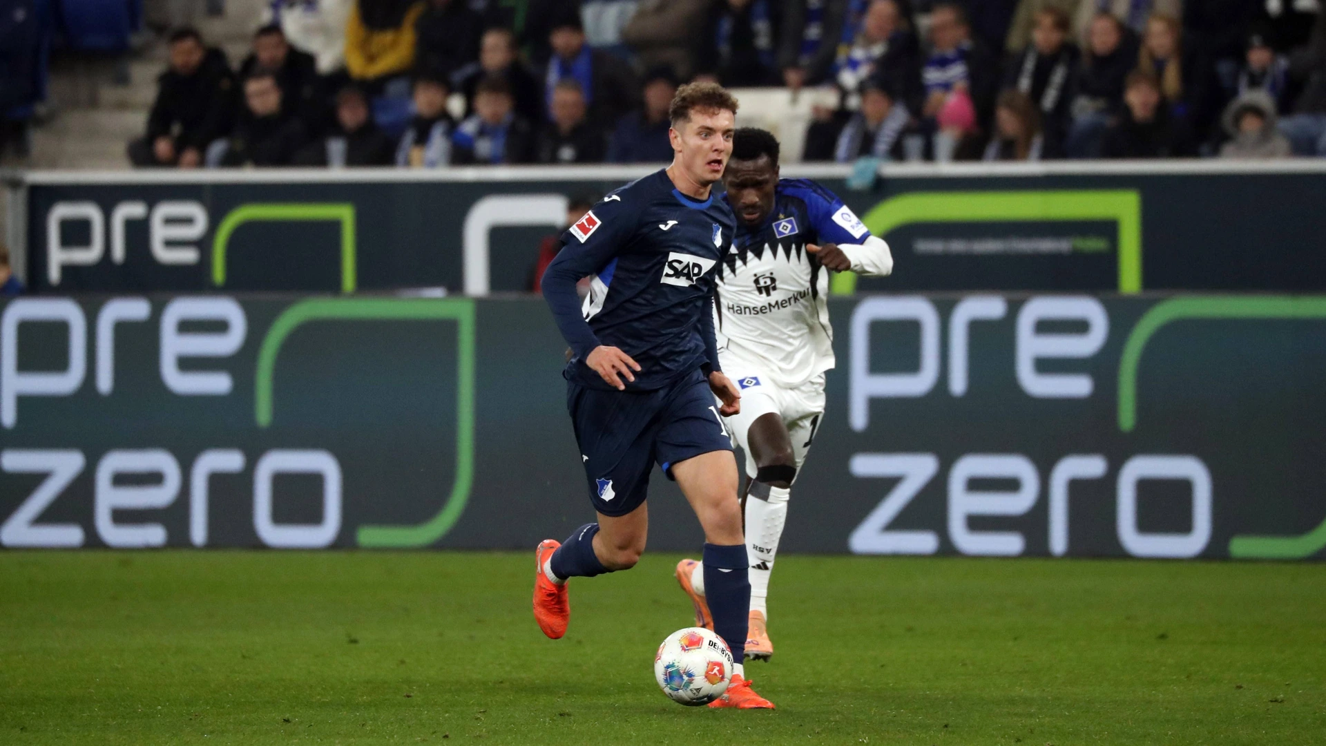13 12 25 TSG 1899 Hoffenheim Hamburger SV Germany, Sinsheim, 13 12 2025, Football, Bundesliga, Season 2025 2026, TSG 1899 Hoffenheim Hamburger SV v l Fisnik Asllani TSG 1899 Hoffenheim , Bakery Jatta Hamburger SV