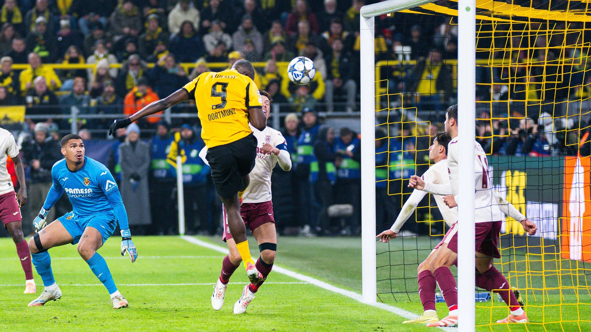 25 11 2025 Football, 2025 2026, Champions League, Matchday 5, Borussia Dortmund FC Villareal M Serhou Guirassy Dortmund scores the goal to make it 1 0