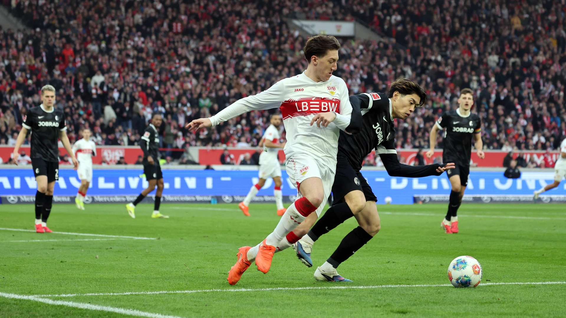 01 02 26 VfB Stuttgart SC Freiburg Germany, Stuttgart, 01 02 2026, Soccer, Bundesliga, Season 2025 2026, VfB Stuttgart SC Freiburg v l Angelo Stiller VfB Stuttgart , Yuito Suzuki SC Freiburg