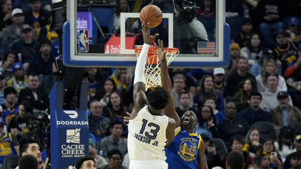 SAN FRANCISCO, CALIFORNIA - JANUARY 04: Jaren Jackson Jr. #13 of the Memphis Grizzlies shoots over Draymond Green #23 of the Golden State Warriors during the first half at Chase Center on January 04, 2025 in San Francisco, California.