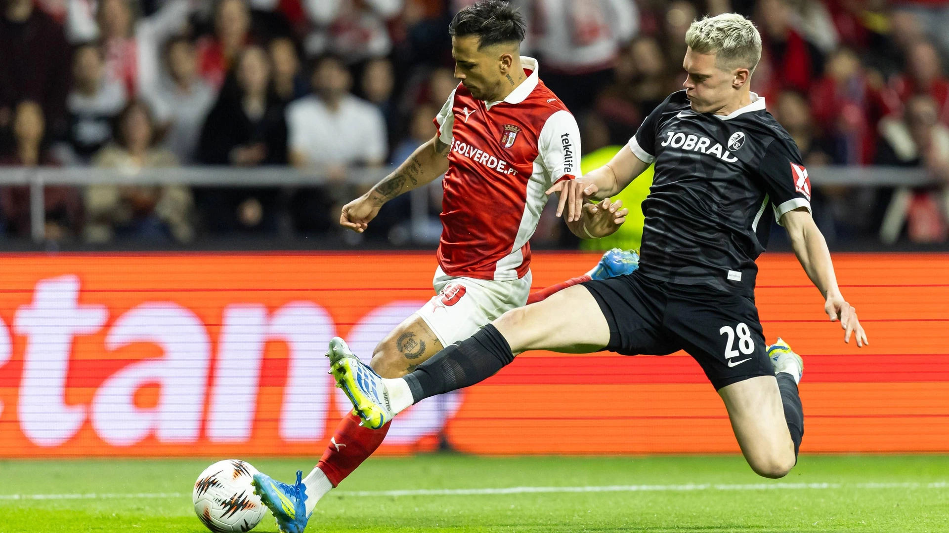 C Braga v SC Freiburg - UEFA Europa League 2025/26 Semi-Final First Leg Rodrigo Zalazar and Matthias Ginter contest the ball during the UEFA Europa League 2025/26 semi-finals first leg match between SC Braga and SC Freiburg on April 30, 2026.