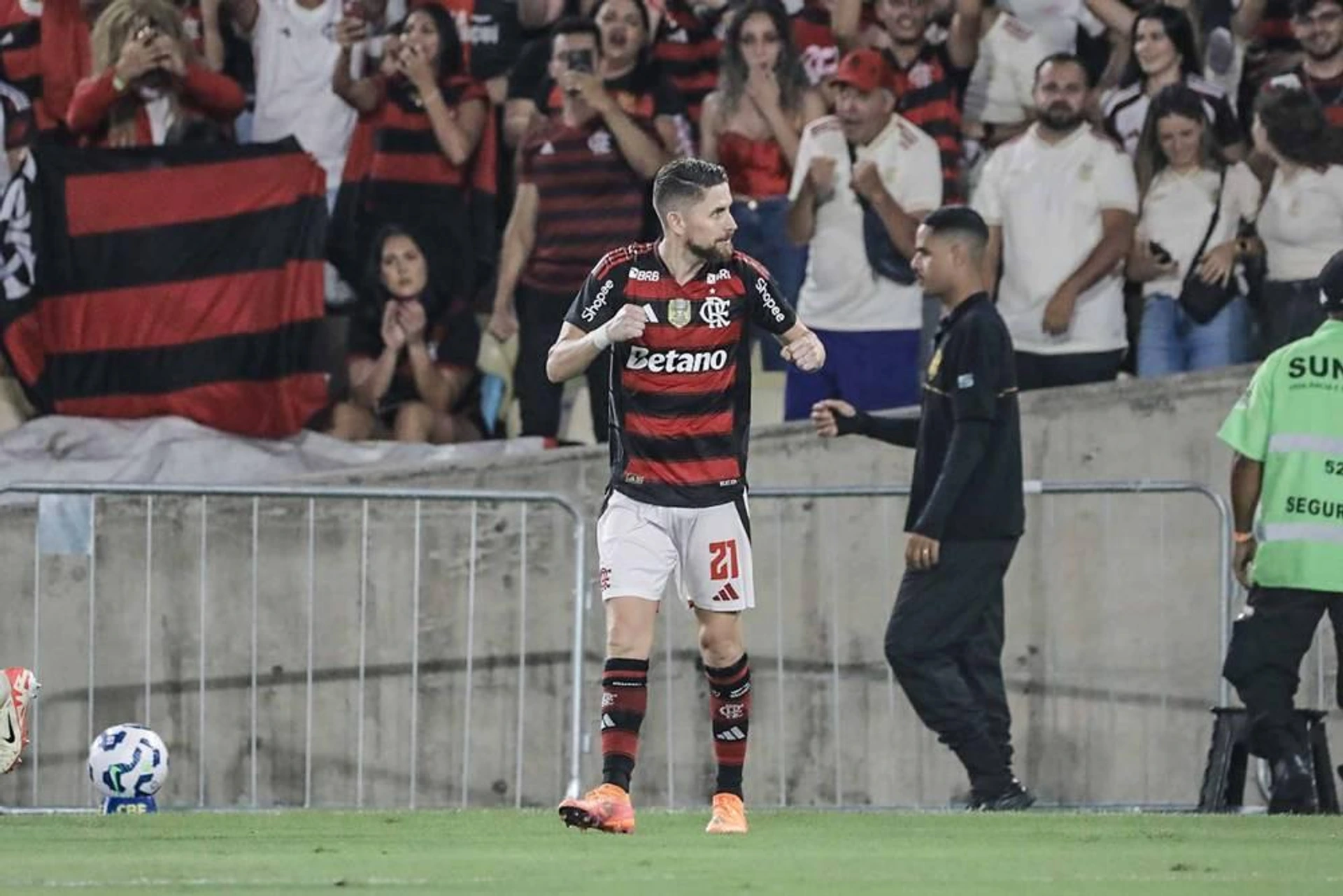 Flamengo x Bragantino - Campeonato Brasileiro RIO DE JANEIRO (RJ), 22.11.2025 - FOOTBALL BRAZILIAN CHAMPIONSHIP 2025 - Botafogo x Gremio - Match between Botafogo x Gremio valid for the thirty-fifth round of the Brazilian Championship, held at the Nilton Santos Stadium, on the night of this Saturday (22). IMAGO Matheus Vieira Rio de Janeiro Brasil Copyright: xAndersonxAlmeidax