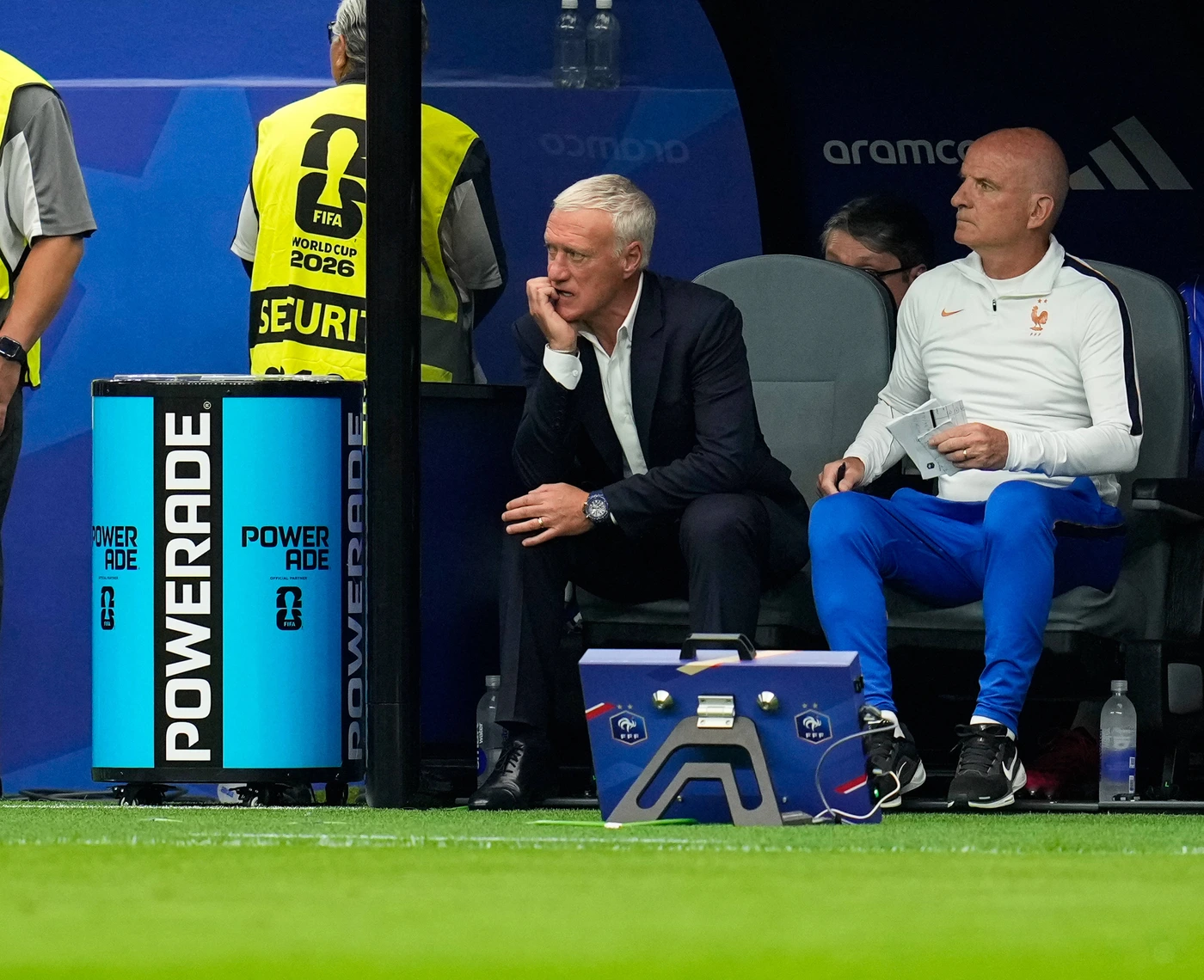 Didier Deschamps (Frankreich, Cheftrainer) beobachtet das Spiel. USA, FIFA Weltmeisterschaft, Halbfinale, Frankreich vs Spanien, Dallas, 14.07.2026 FIFA Weltmeisterschaft, Halbfinale, Frankreich vs...