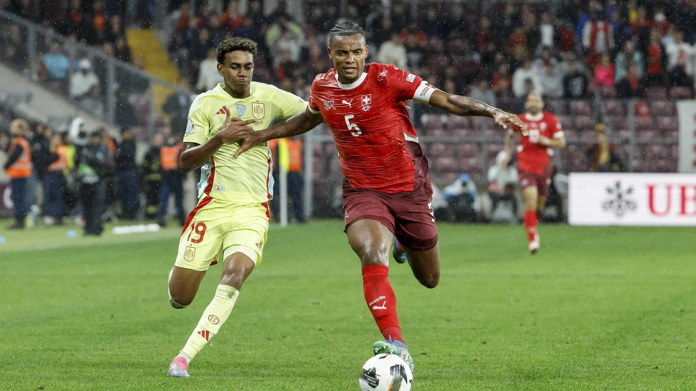 Lamine Yamal Spain, 19 and Manuel Akanji Switzerland, 05 in a running duel , UEFA , Nations League, Group A, Switzerland vs Spain, 08 09 2024