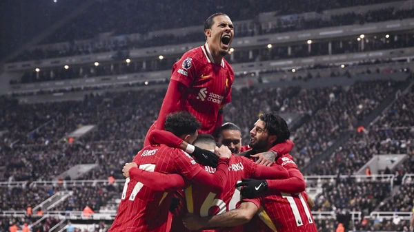 Liverpool players celebrate during the Premier League 2024/25 match between Newcastle United and Liverpool FC at St. James Park, on December 04, 2024 in Newcastle, England.
