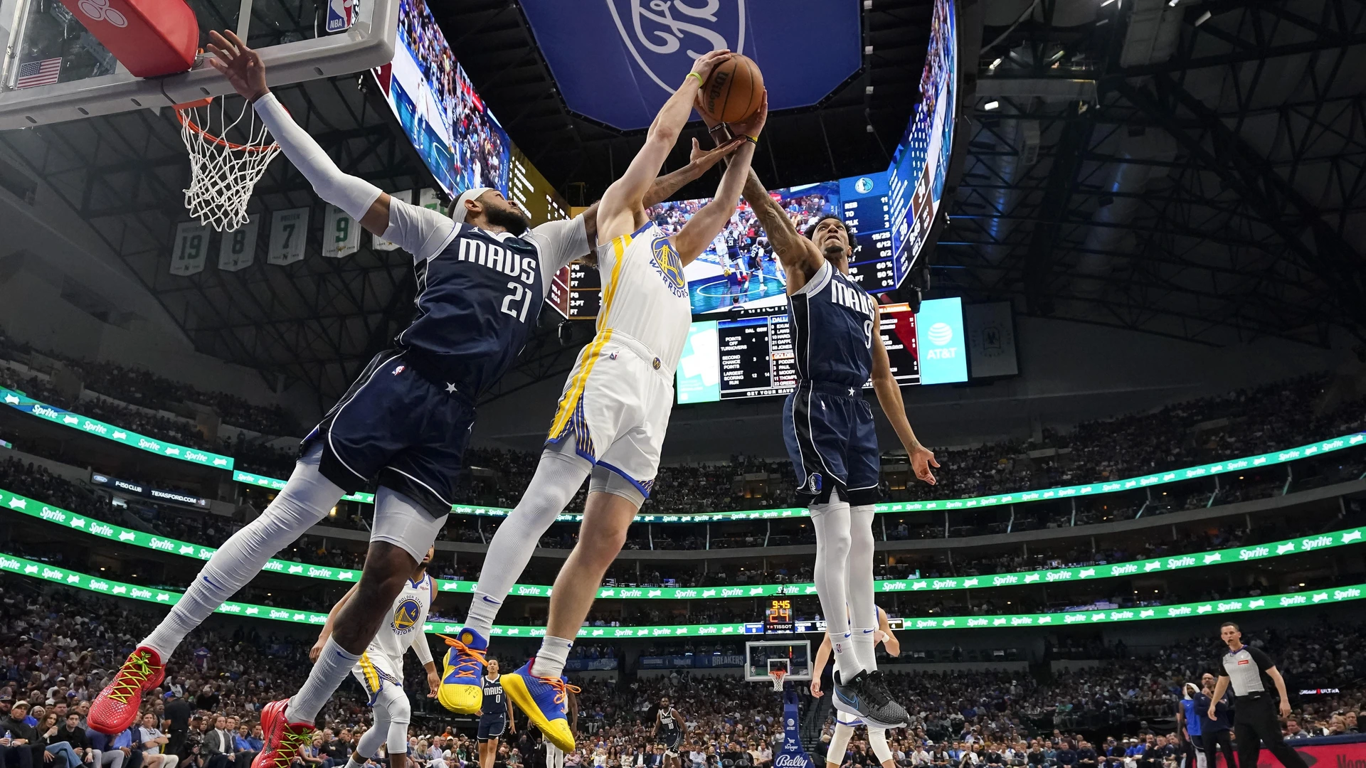Daniel Gafford #21 and A.J. Lawson #9 of the Dallas Mavericks compete for a loose ball against Brandin Podziemski #2 of the Golden State Warriors April 05, 2024
