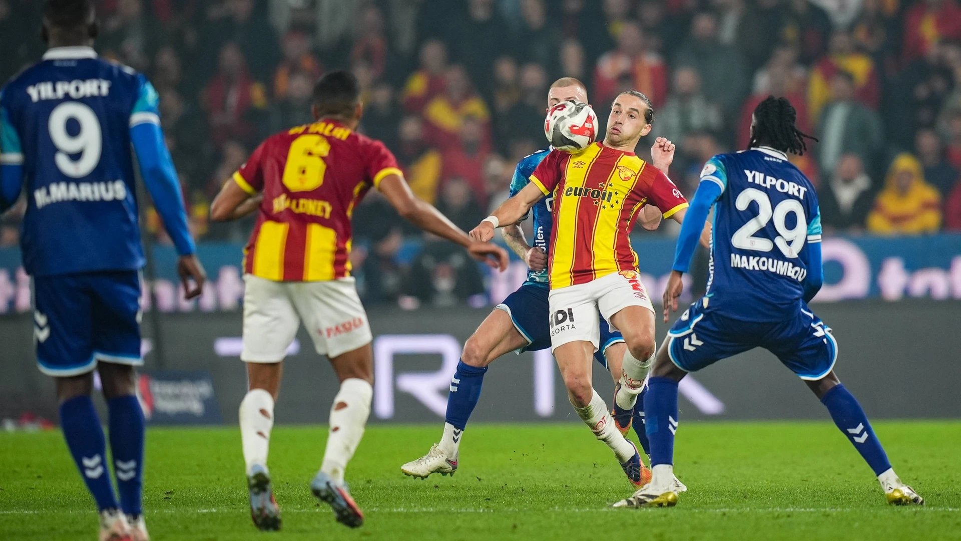 Marius Mouandilmanji 29 of Samsunspor in action against Arda Okan Kurtulan of Goztepe during Turkish Super Lig week 17 football match between Goztepe and Samsunspor at the Gursel Aksel Stadium in Izmir, Turkiye on December 21, 2025.