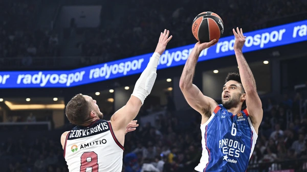 Elijah Bryant (6) of Anadolu Efes in action against Sedekerskis Tadas (8) of Baskonia during the Turkish Airlines EuroLeague week 16 basketball match between Anadolu Efes and Baskonia at Sinan Erdem Sports Hall in Istanbul, Turkiye on December 22, 2023.