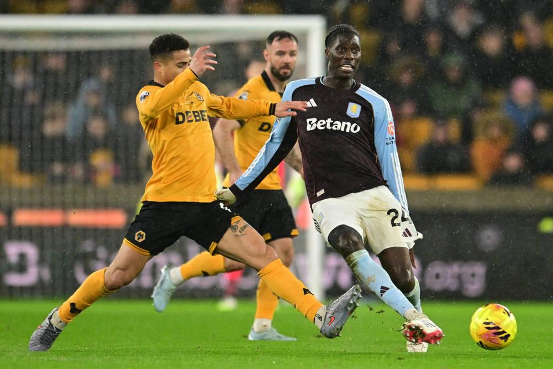 Wolverhampton Wanderers v Aston Villa, Premier League Wolverhampton Wanderers midfielder Joao Gomes (8) tackles Aston Villa midfielder Amadou Onana (24) during the Premier League match between Wolverhampton Wanderers and Aston Villa at Molineux, Wolverhampton, UK on 27 February 2026. Wolverhampton Molineux West Midlands UK Editorial use only DataCo restrictions apply See www.football-dataco.com , Copyright: xDennisxGoodwinx PSI-23809-0050