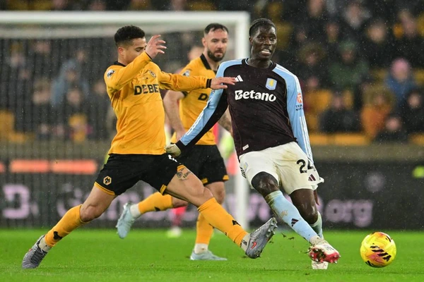 Wolverhampton Wanderers v Aston Villa, Premier League Wolverhampton Wanderers midfielder Joao Gomes (8) tackles Aston Villa midfielder Amadou Onana (24) during the Premier League match between Wolverhampton Wanderers and Aston Villa at Molineux, Wolverhampton, UK on 27 February 2026. Wolverhampton Molineux West Midlands UK Editorial use only DataCo restrictions apply See www.football-dataco.com , Copyright: xDennisxGoodwinx PSI-23809-0050