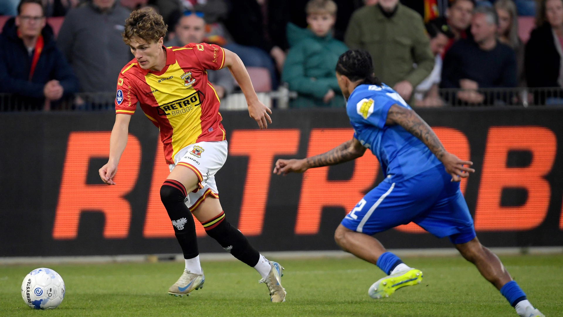 Oskar Siira Sivertsen of Go Ahead Eagles, Elijah Dijkstra of AZ Alkmaar during the Dutch Eredivisie match between Go Ahead Eagles and AZ Alkmaar at De Adelaarshorst on April 23, 2026
