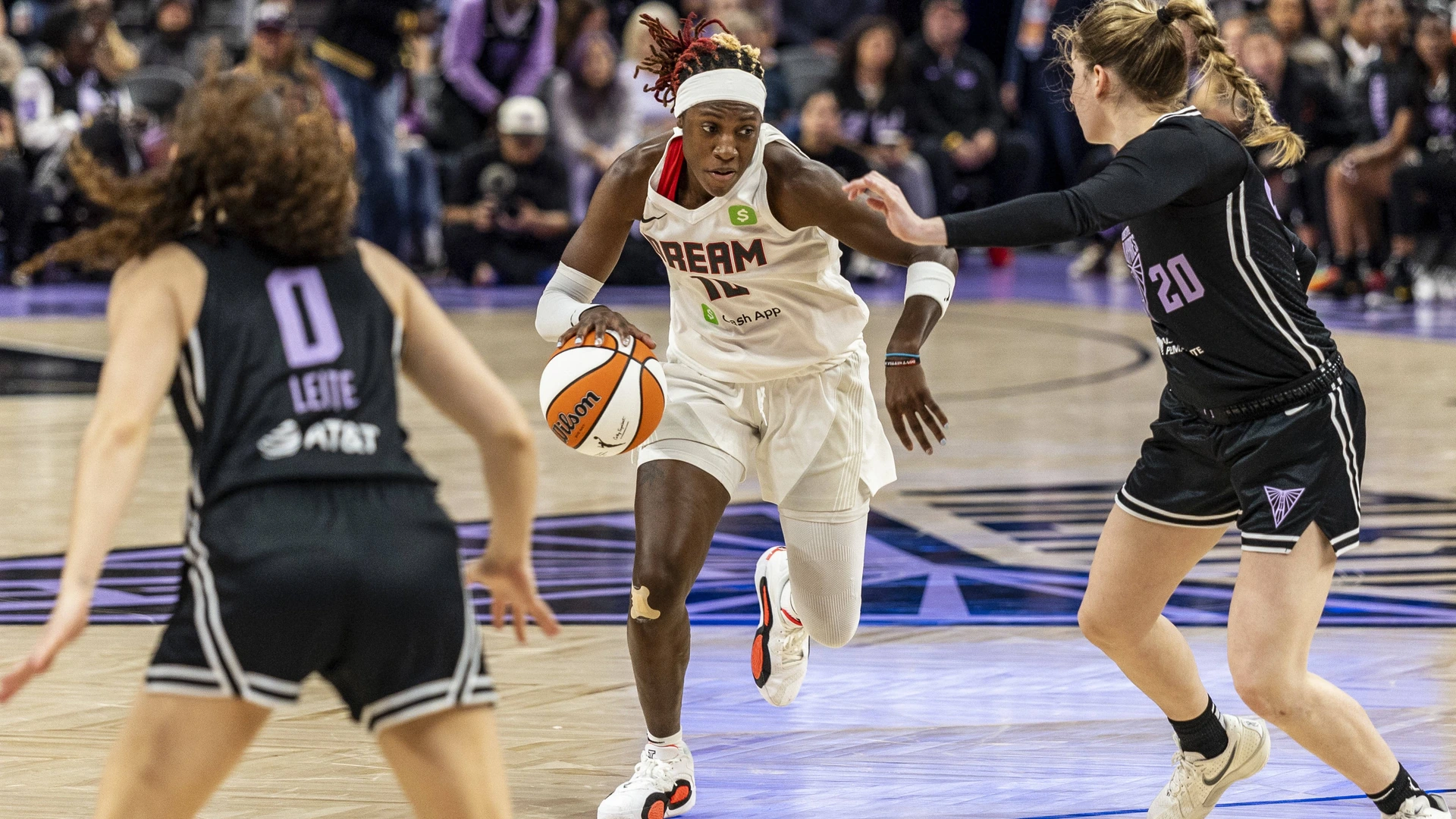August 17 2025 San Francisco CA, U.S.A. Atlanta Dream guard Rhyne Howard 10drives to the hoop during the WNBA, Basketball Damen, USA Basketball game between Atlanta Dream and the Golden State Valkyries.