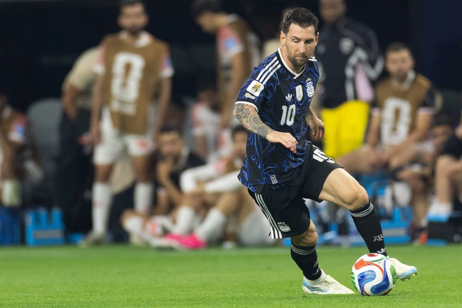 Um magnífico Messi voltou a reescrever a história com a Argentina liderando seu grupo com aproveitamento perfeito