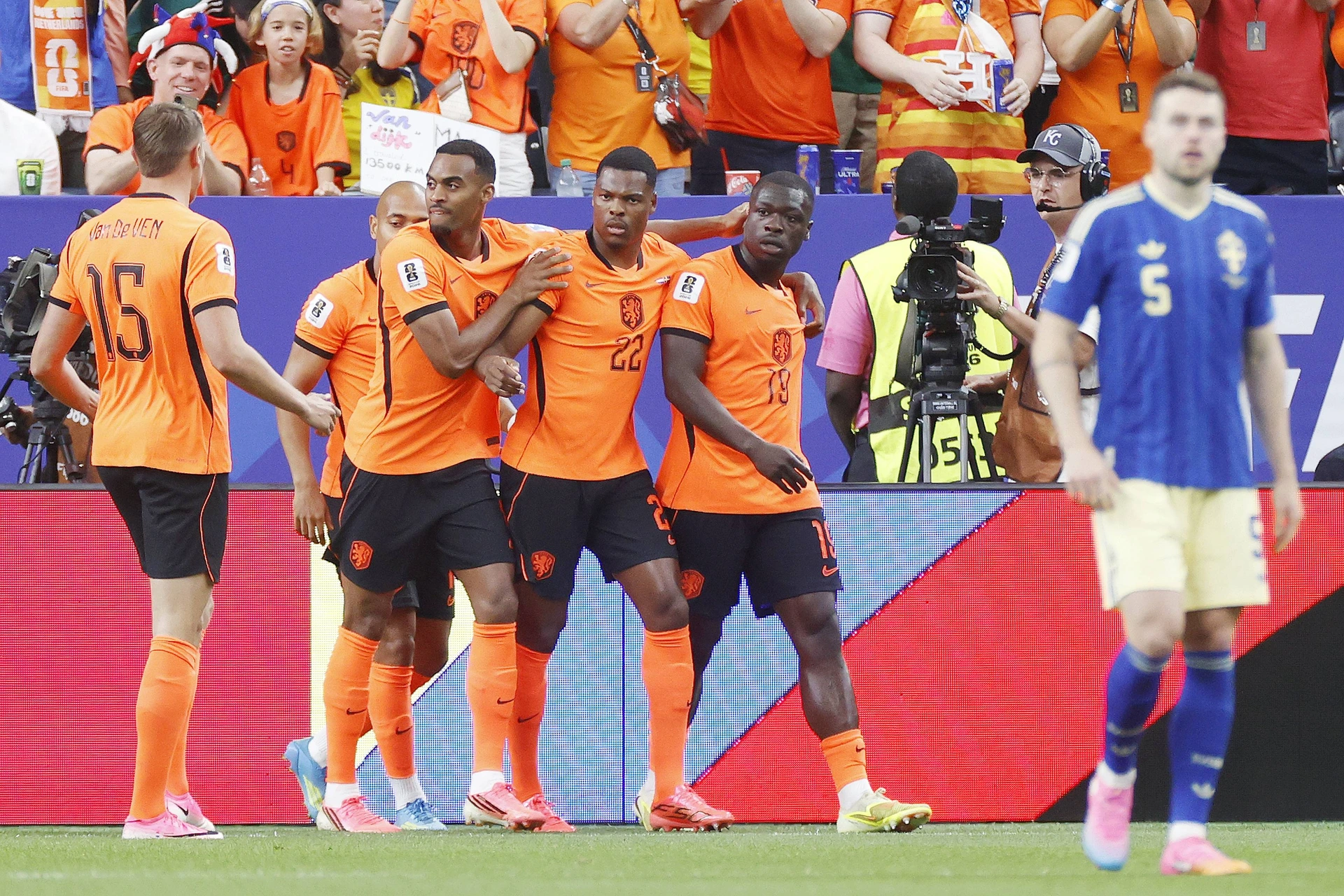 HOUSTON, 20-06-2026, Houston Stadium, Match between The Netherlands and Sweden 5-1. Picture shows Brian Brobbey celebrating the 1-0 with Ryan Gravenberch , Denzell Dumfries Netherlands - Sweden (Wo...