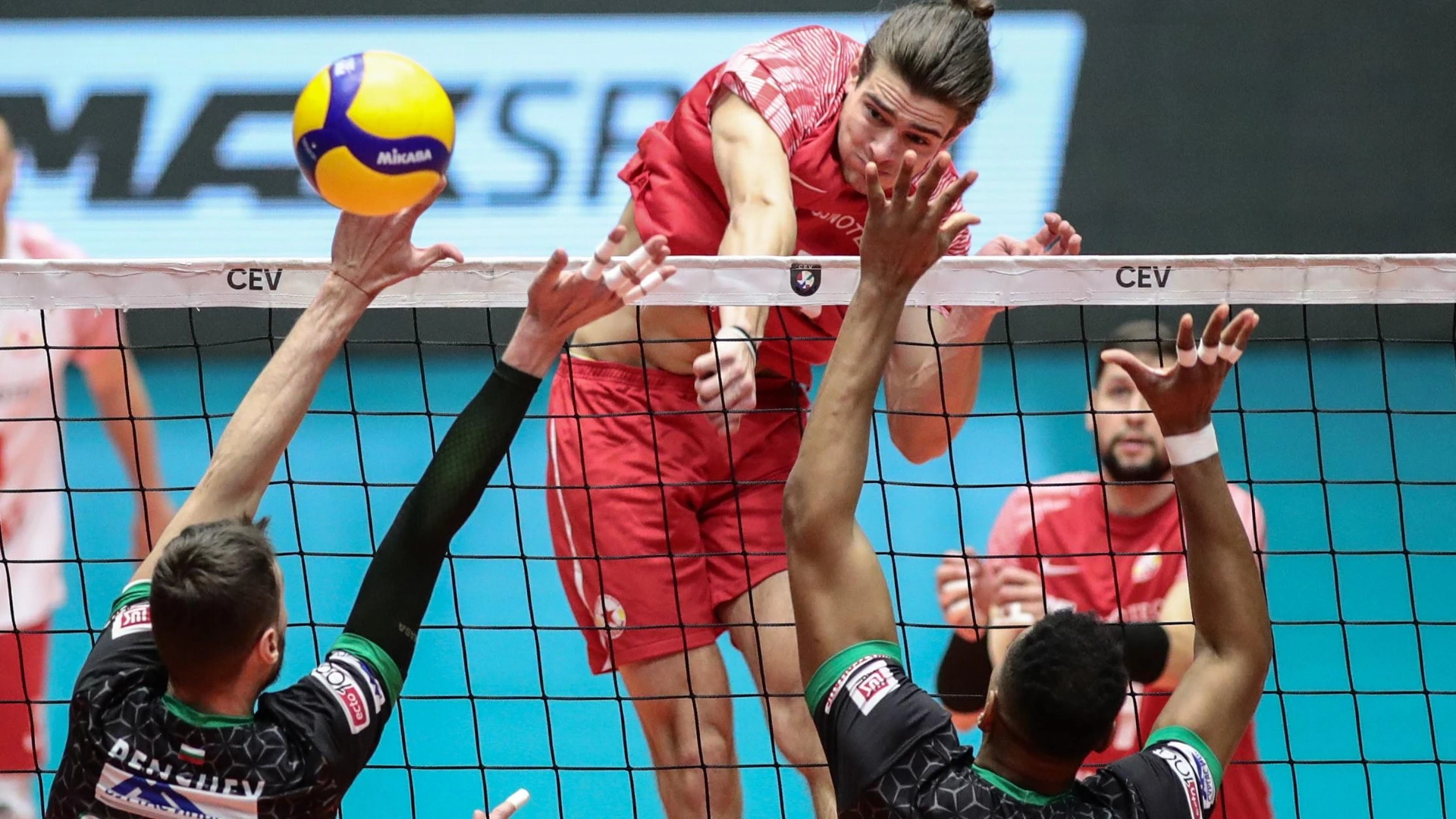 🏐 СУПЕРВОЛЕЙ: Само домакински победи в първия уикенд от плейофите