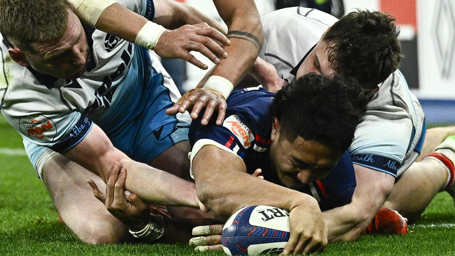France's centre Yoram Moefana (C) scores the team's third try during the Six Nations international rugby union match between France and Scotland at Stade de France in Saint-Denis, Paris' suburb, on March 15, 2025.
