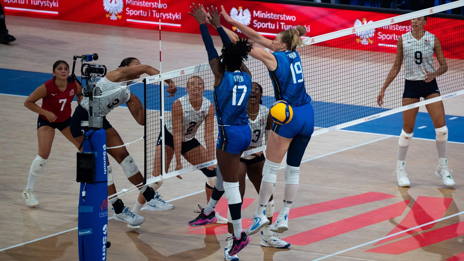 Women s Volleyball Nations League VNL 2025 Quarterfinals. A volleyball match takes place between Italy and the United States in Lodz, Poland, on July 23, 2025.