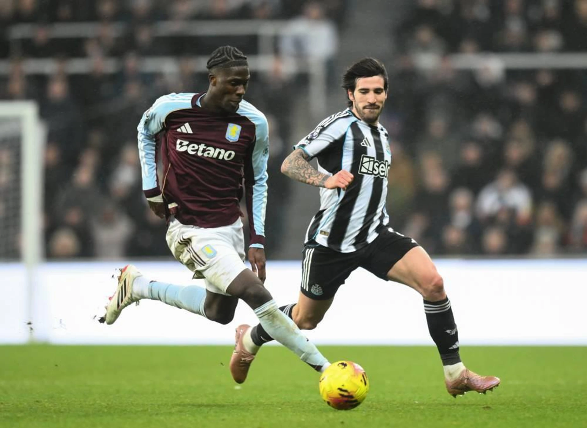 Amadou Onana of Aston Villa (left) and Sandro Tonali of Newcastle United Newcastle United v Aston Villa, Premier League, Football, St James Park, Newcastle, UK - 25 Jan 2026Newcastle St James Park United Kingdom EDITORIAL USE ONLY No use with unauthorised audio, video, data, fixture lists, club league logos or live services. Online in-match use limited to 120 images, no video emulation. No use in betting, games or single club league player publications. PUBLICATIONxINxGERxSUIxAUTxHUNxGRExMLTxCYPxROUxBULxUAExKSAxCHNxDENxINDxITAxPORxESPxSWExTURxMEXxCOLxVENxPERxECUxBRAxARGxCHIxURUxPARxPANxONLY Copyright: xRichardxLee Shutterstockx 16426080cj