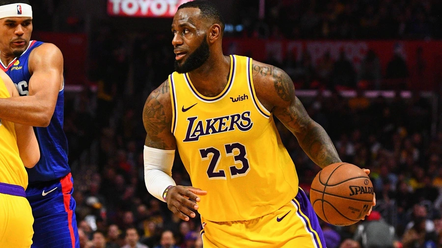 BASKET: A 41 anni LeBron James ridefinisce il basket