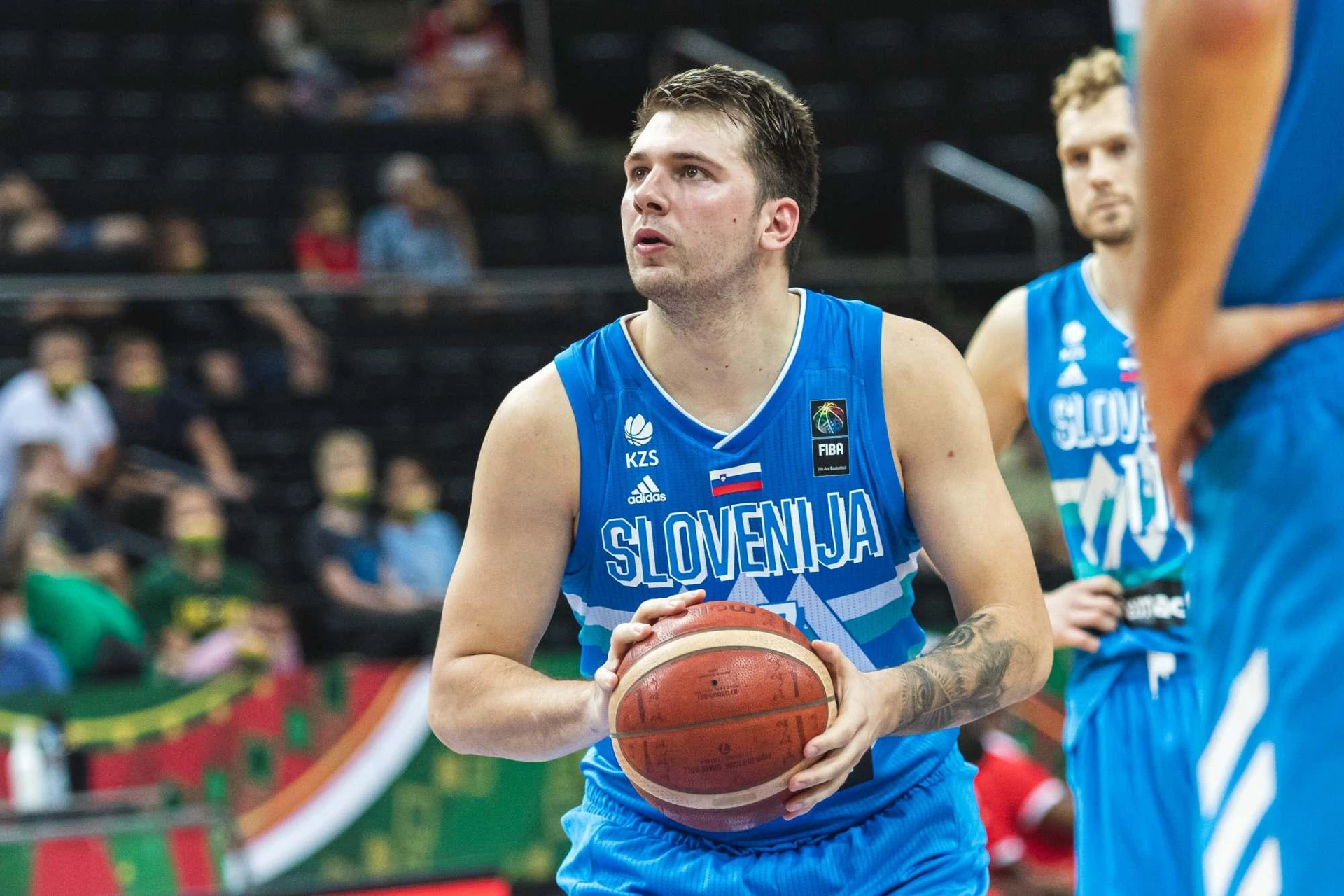 Charlotte-Dallas, è Lamelo Ball contro Luka Doncic
